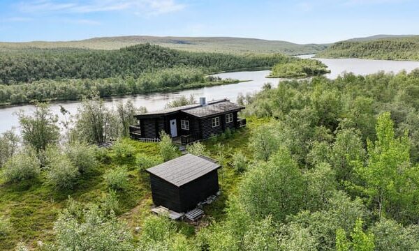 Scenic Cabin Escapes in Nature